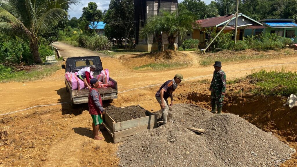 Bersama Warga, Anggota Satgas TMMD Langsir Baru Koral Ke Sasaran TMMD di Kampung Laham