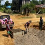 Bersama Warga, Anggota Satgas TMMD Langsir Baru Koral Ke Sasaran TMMD di Kampung Laham