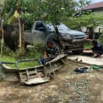 Anggota Satgas TMMD Perbaiki Mobil Pengangkut Material Yang Rusak