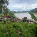 Anggota Satgas TMMD Bersama Masyarakat Gotong Royong Bersihkan Dermaga