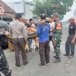 Babinsa Desa Carat Serda Sudiar R Berikan Pertolongan Pertama dalam Kecelakaan di Jalan Raya Carat
