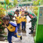 Babinsa Masuk Sekolah ” Beri Pelatihan Matematika GASING di SDN Tambak Anyar Ulu
