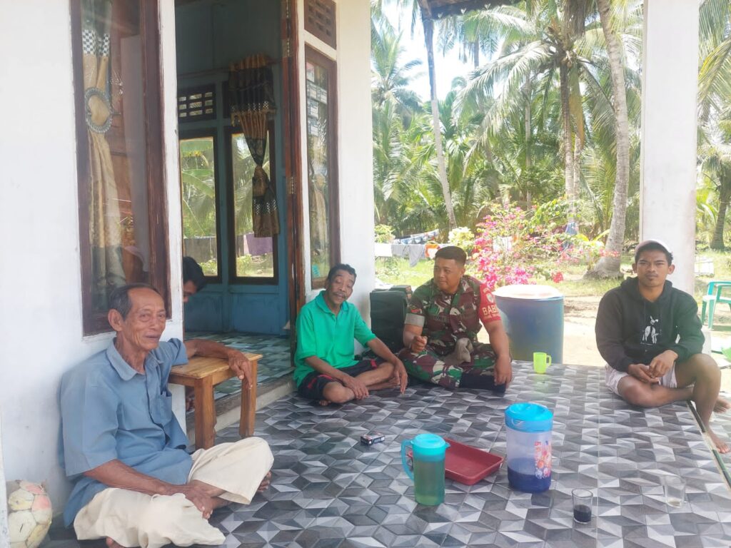 Melalui Komsos, Babinsa Koramil Teluk Batang Ingatkan Warga Pentingnya Kesadaran Menjaga Kebersihan Lingkungan.