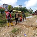 Dengan Penuh Semangat, Anggota Satgas TMMD Melanjutkan Pembangunan Semenisasi Jalan