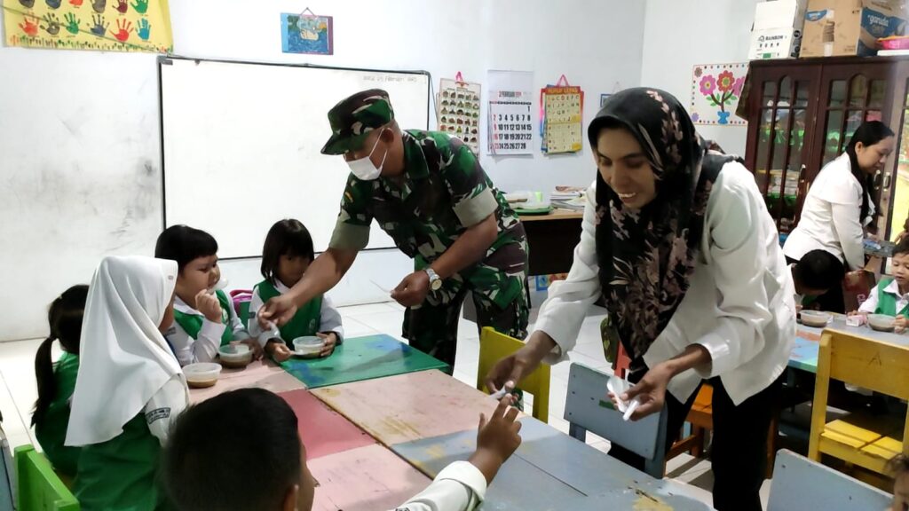 Pastikan Berjalan Lancar,Kodim 1015/Sampit Dampingi Pendistribusian Makan Bergizi Gratis 