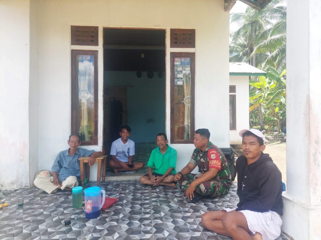 Melalui Komsos, Babinsa Koramil Teluk Batang Ingatkan Warga Pentingnya Kesadaran Menjaga Kebersihan Lingkungan.