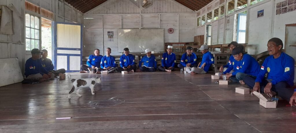 Petani Desa Kayu Rabah Belajar Membuat Pupuk Organik Padat, Didampingi Babinsa dan PPL