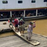 Satgas TMMD Wiltas ke-123 Kodim 0912/Kubar Distribusikan Material dan Sembako Lewat Jalur Sungai