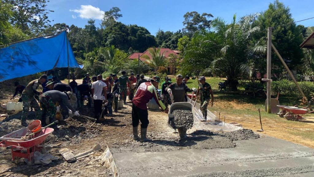 Proses Semenisasi Jalan Terus Di Kerjakan, Anggota Satgas TMMD dan Warga Kompak