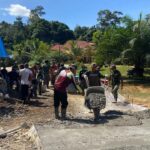 Proses Semenisasi Jalan Terus Di Kerjakan, Anggota Satgas TMMD dan Warga Kompak