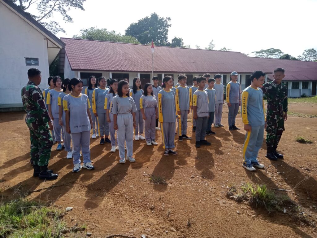 Anggota Satgas TMMD Berikan Pelatihan PBB Kepada Anak SMA di Kampung Laham