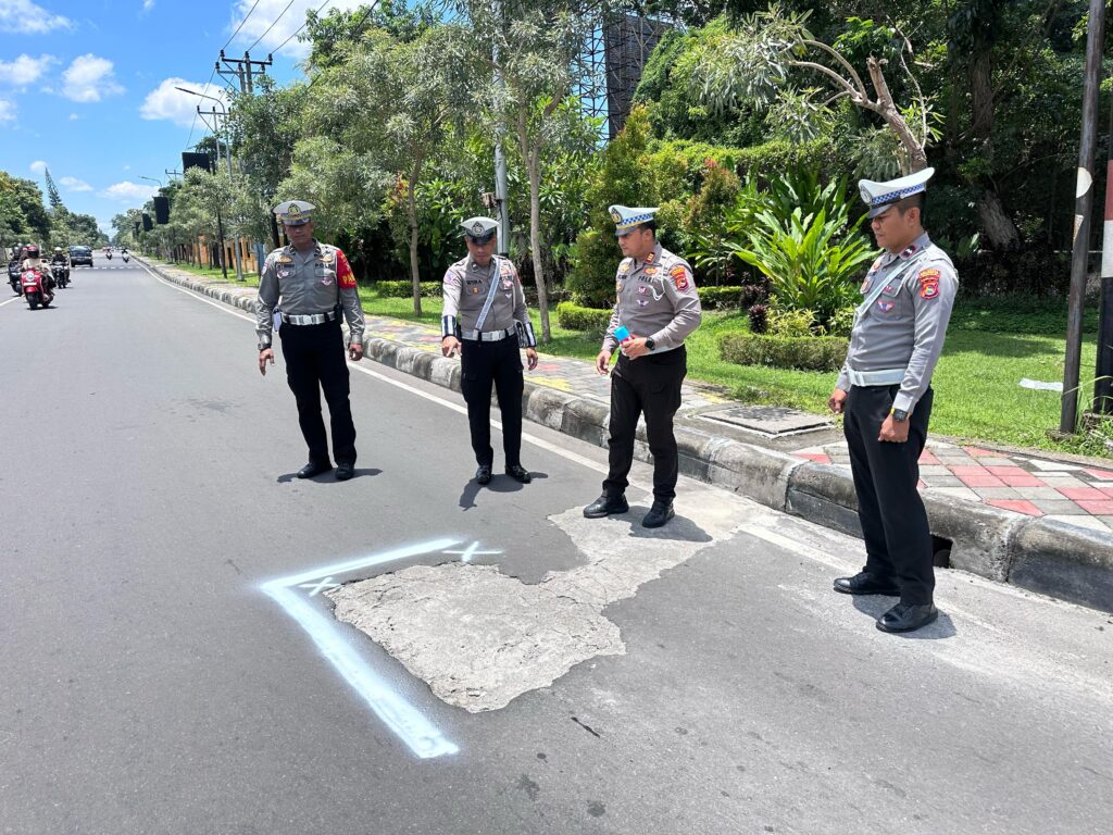 Sat Lantas Polresta Mataram Beri Tanda Jalan Berlubang, Sebagai Langkah Preemtif di Awal Bulan Ramadhan 