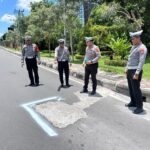 Sat Lantas Polresta Mataram Beri Tanda Jalan Berlubang, Sebagai Langkah Preemtif di Awal Bulan Ramadhan 