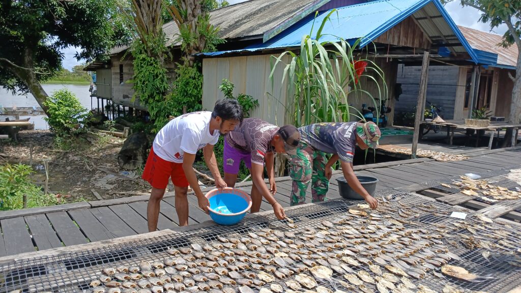 Satgas TMMD ke 123 Bantu Warga Jemur Ikan Asin