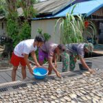 Satgas TMMD ke 123 Bantu Warga Jemur Ikan Asin