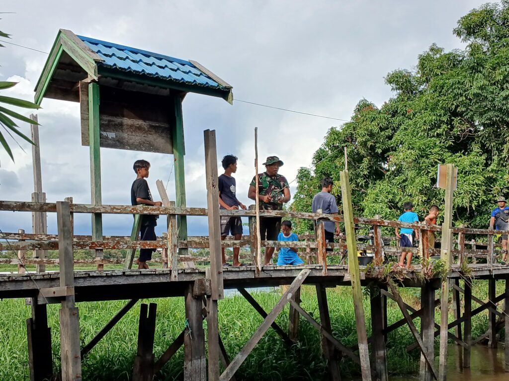 Ngabuburit Ala Satgas TMMD Kodim 1015/Sampit di Desa Tanjung Rangas 