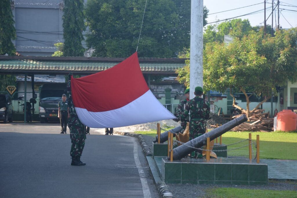 Perdana di Bulan Suci Ramadan, Kodim 1006/Bjr Gelar Upacara Bendera 