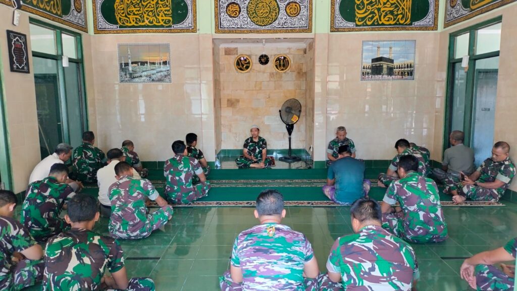 Kasdim 1615/Lotim Pimpin Salat Duhur Berjamaah dan Berikan Ceramah Hikmah Ramadan