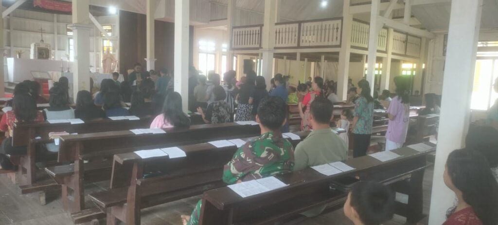 Walaupun Kegiatan Padat, Anggota Satgas TMMD Wiltas ke-123 Kodim 0912/Kubar Melaksanakan Ibadah di Gereja