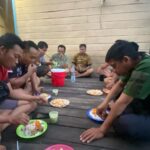 Anggota Satgas TMMD Wiltas Ke-123 Kodim 0912/Kubar Buka Puasa Bersama Warga