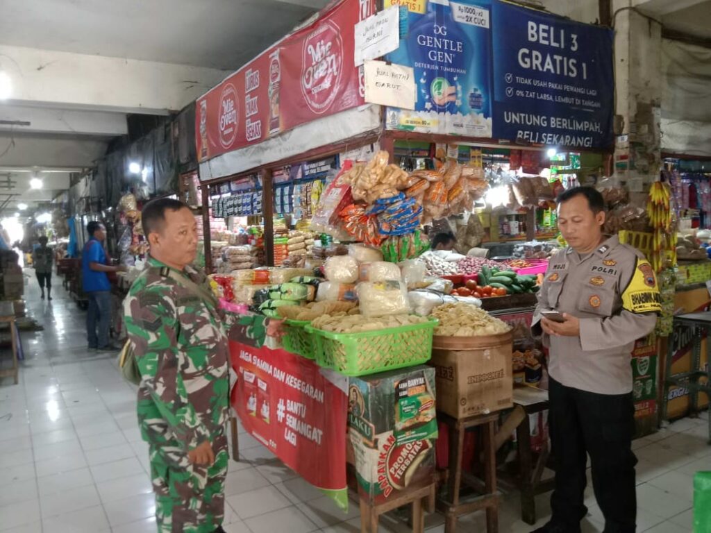 Ada Apa Babinsa Nusukan Bersama Bhabinkamtimas Sambangi Pasar Tradisional..??