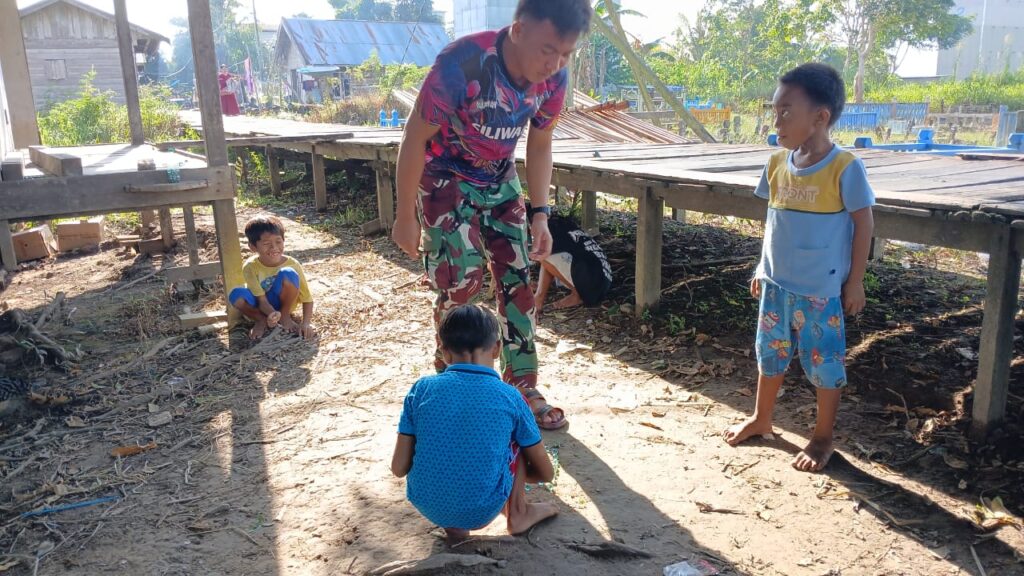 Jalin Kedekatan Dengan Anak-anak, Anggota Satgas TMMD Ke-123 Ikut Main Kelereng