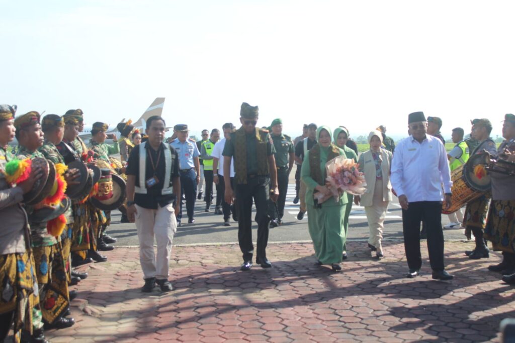 Dandim Se NTB Sambut Kedatangan Danrem 162/WB yang Baru di Bandara Bizam