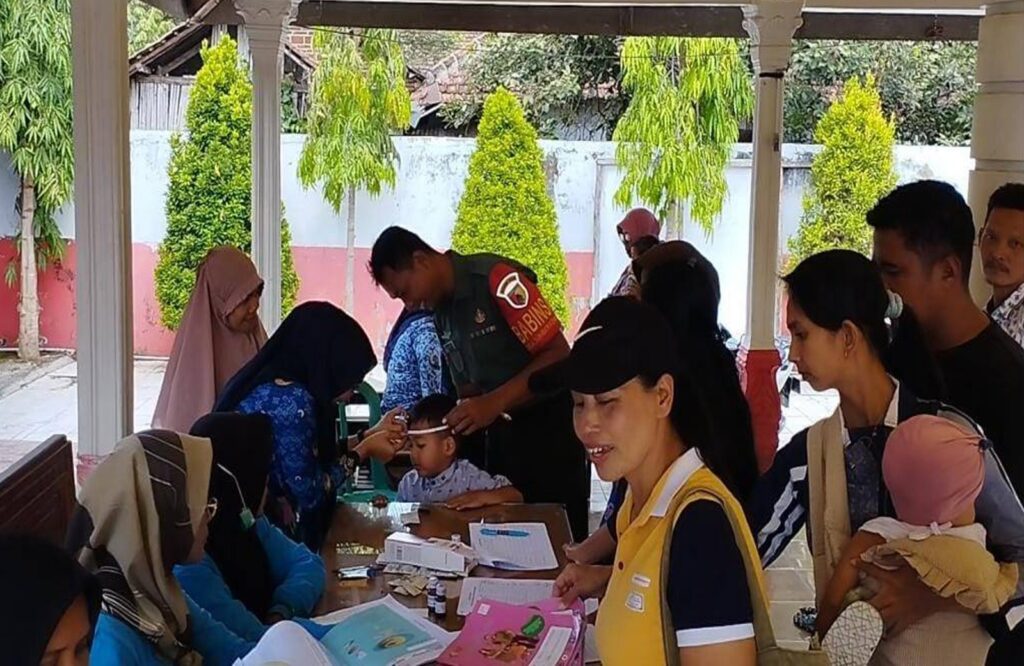 Upaya Cegah Stunting Di Wilayah Binaan, Babinsa Desa Ngembul Dampingi Kegiatan Posyandu