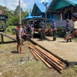 Kompak, Anggota Satgas TMMD Bersama Warga Angkut Material Kayu Ke Lokasi Sasaran RTLH