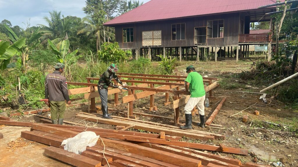 Kejar Target, Anggota Satgas TMMD Bangun MCK di Kampung Laham