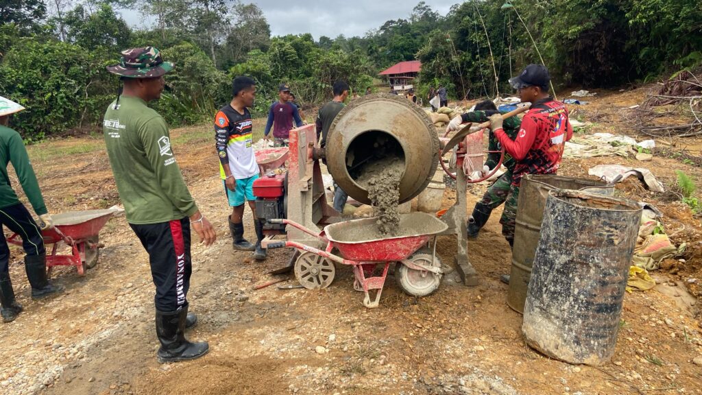 Bersama Warga, Anggota Satgas TMMD ke-123 Kodim 0912/Kubar Gotong Royong Semenisasi Jalan