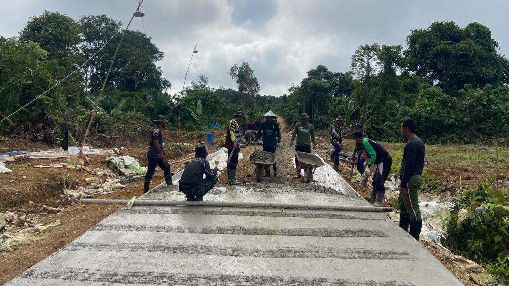 Pengerjaan Semenisasi Jalan di Kampung Laham Terus di Kebut