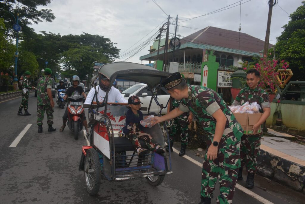 Dandim Banjar Bagikan Takjil Gratis Kewarga Pengguna Jalan 