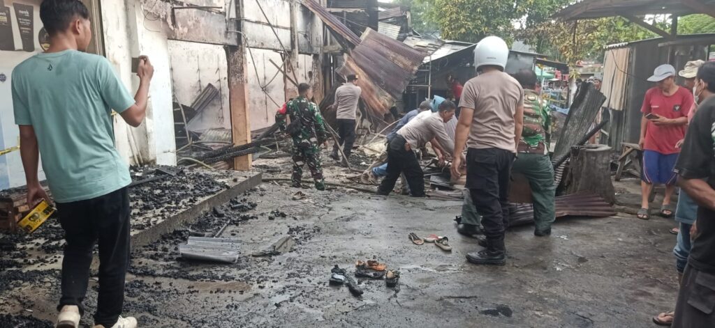 Kebakaran di Pasar Narmada Hanguskan Dua Toko, Petugas Berhasil Jinakkan Api