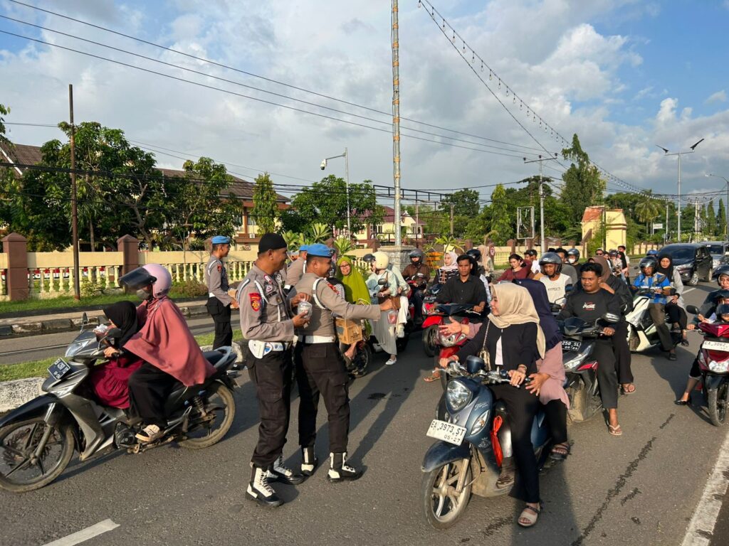 Polres Bima Kota Tebar Kebaikan di Ramadhan, Bagikan Takjil Gratis untuk Pengendara