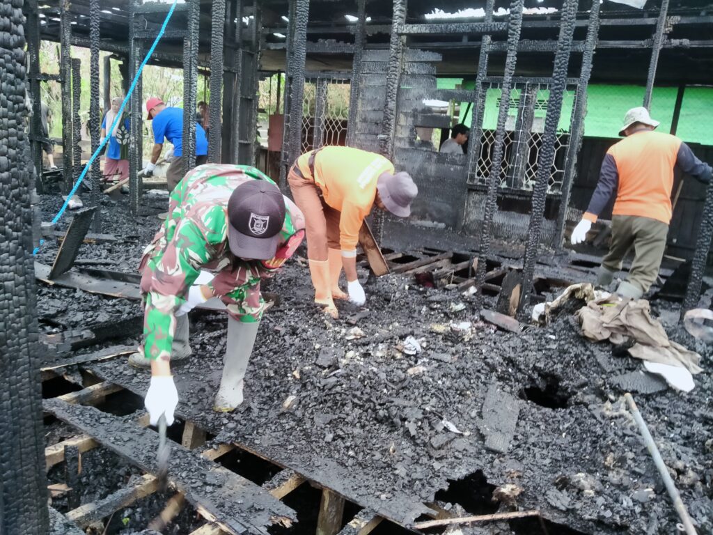 TNI dan Warga Gotong Royong Bersihkan Puing Kebakaran di Barabai