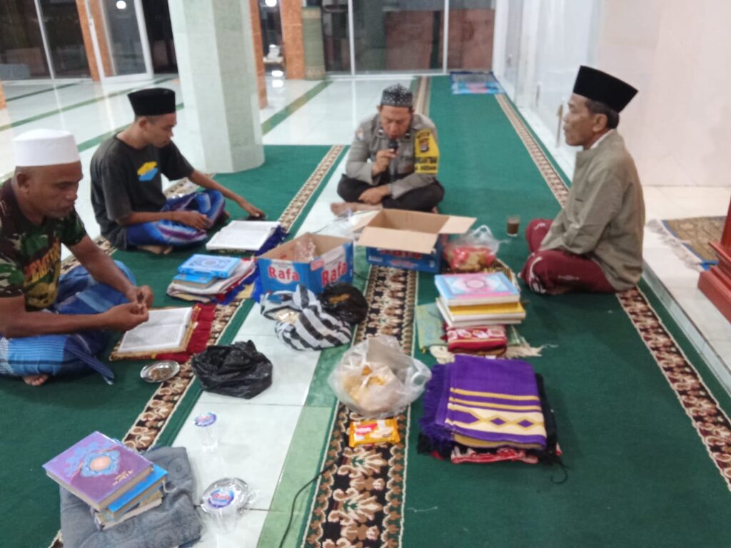 Bhabinkamtibmas Desa Medana Laksanakan Shalat Terawih Keliling di Desa Binaannya