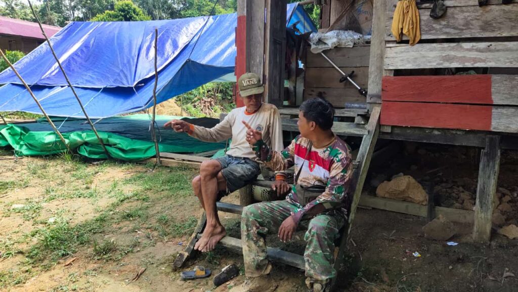 Cek Kondisi Pertanian di Kampung Laham, Anggota Satgas TMMD Datangi Petani