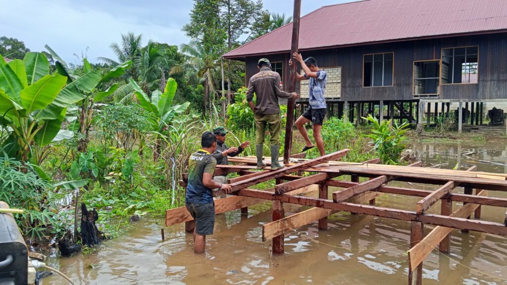 Anggota Satgas TMMD Lanjutkan Pembangunan MCK di Kampung Laham.