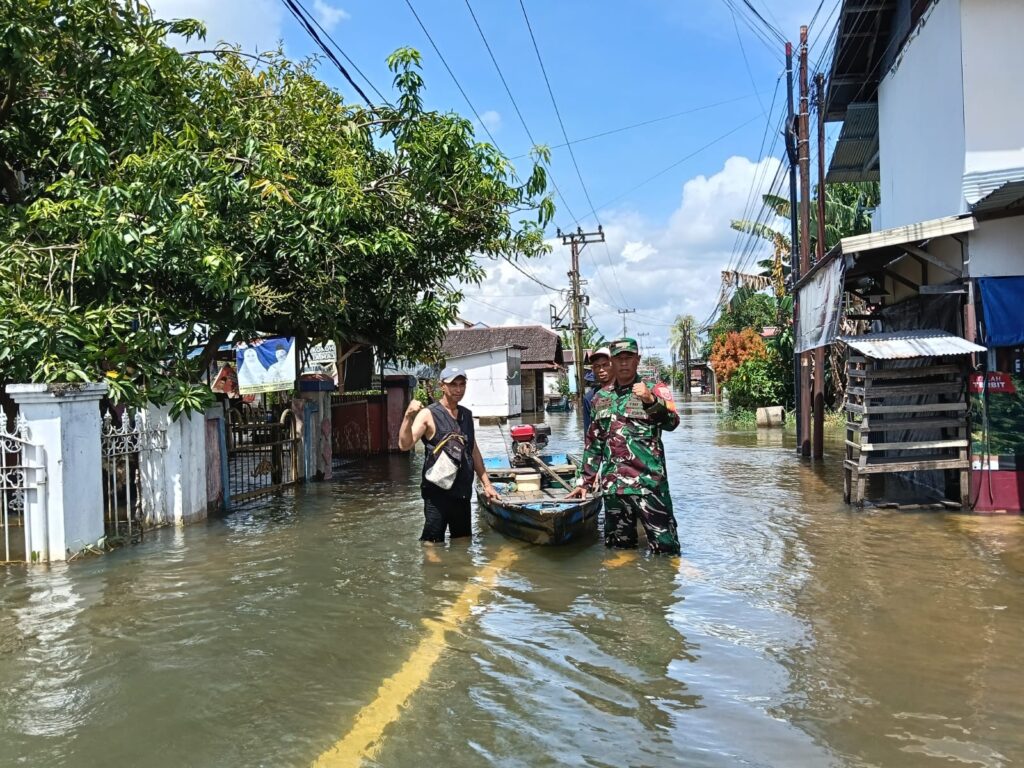 Banjir Masih Rendam Desa Tunggul Irang, Babinsa Dan Aparat Desa Terus Lakukan Pemantauan Sosioalsi 