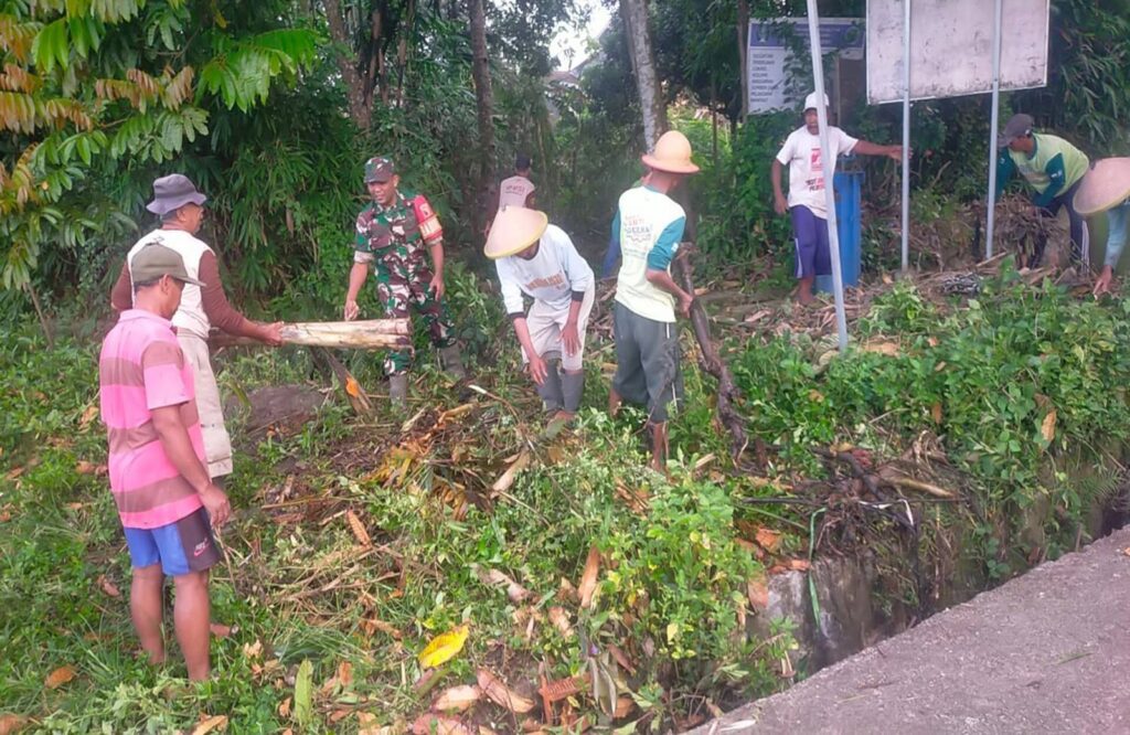 Bersama Warga, Babinsa Gogodeso Gotong Royong Bersihkan Lingkungan Dan Saluran Air