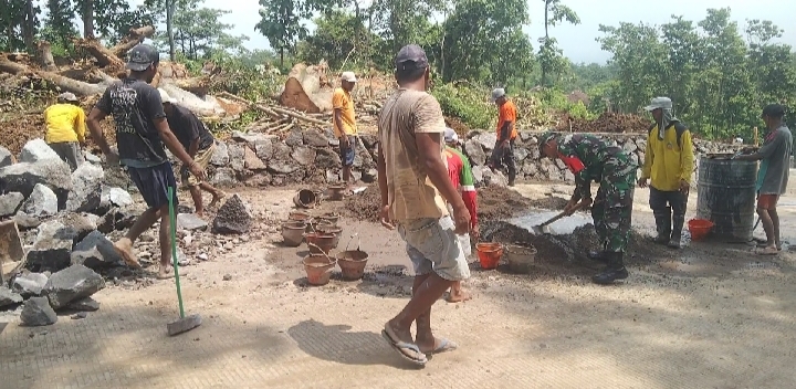 Agar Tidak Longsor, Babinsa Bersama Warga Laksanakan Kerja Bakti Pembuatan Tanggul