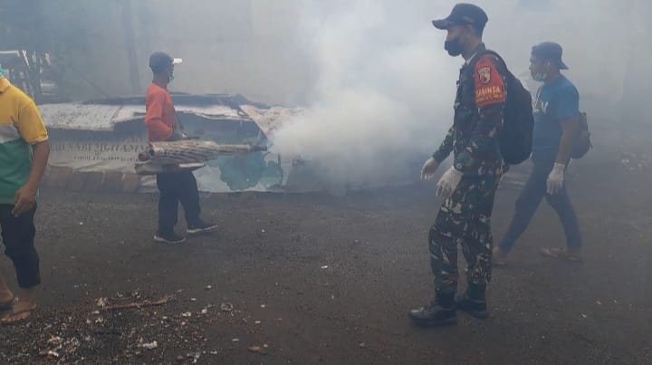 Cegah DBD di Wilayah Desa Binaan, Babinsa Laksanakan Fogging