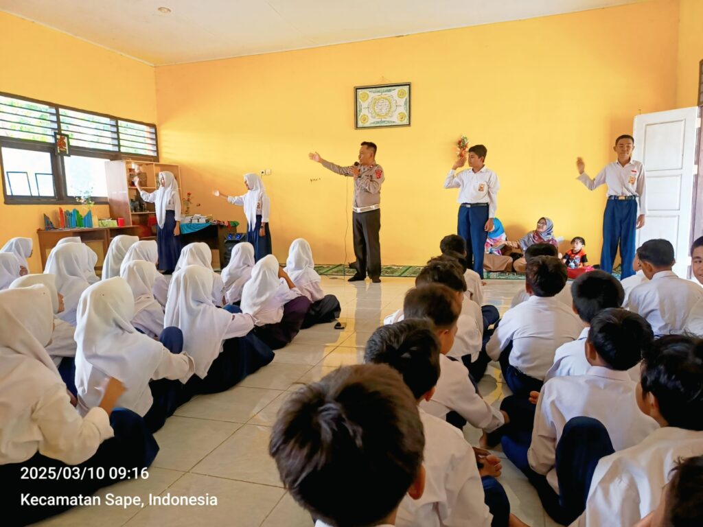 Polsek Sape Gelar Penyuluhan Hukum di SMP Negeri 2 Sape dengan Tema Pentingnya Keselamatan Berlalu Lintas