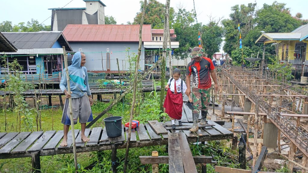 Peduli Pendidikan, Satgas TMMD ke 123 Antar Siswa Ke Sekolah