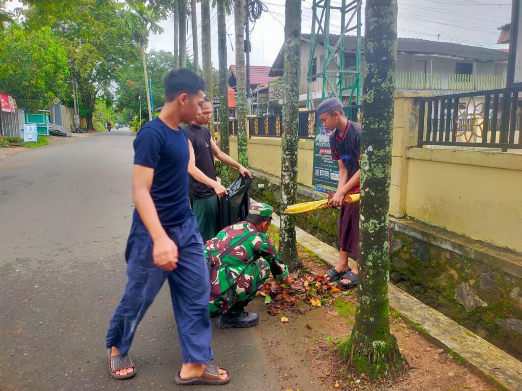 Personil Koramil -07/BJB tingkatkan Keimanan dan ketakwaan Karya Bakti bersihkan Tempat Ibadah 