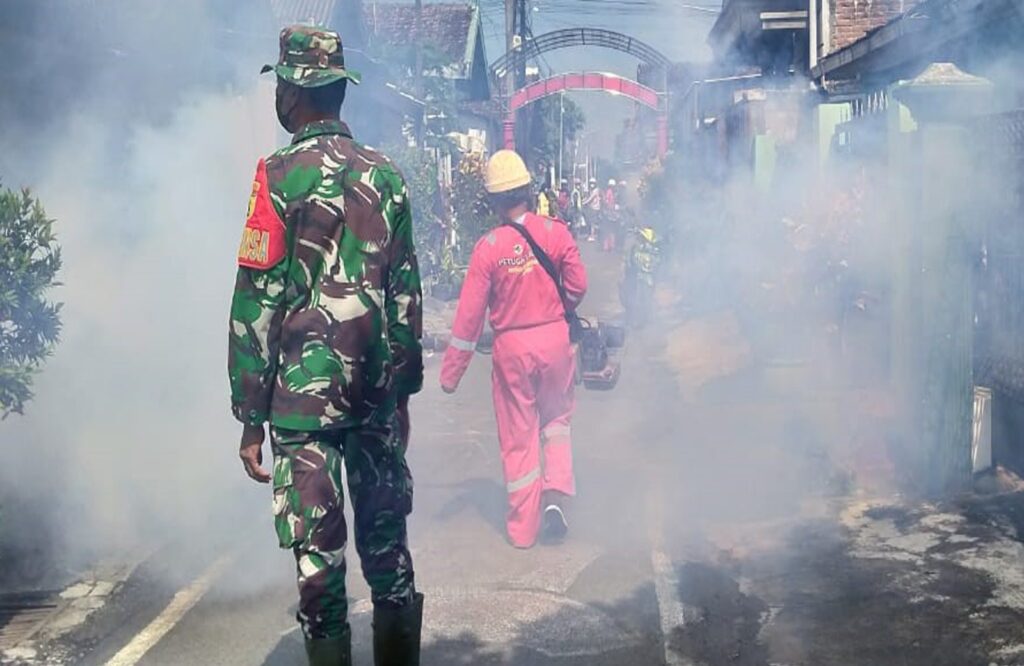 Antisipasi Demam Berdarah Babinsa Bersama Tim Kesehatan Puskesmas Melaksanakan Fogging Dan Sosialisasi Di Sananwetan