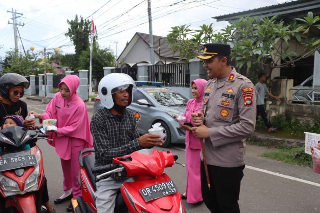 Momen Ramadhan 1446 H, Kapolres Bima Kota Bersama PJU dan Jajaran Bagikan Takjil Gratis