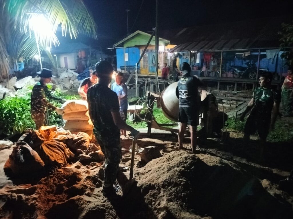 Tak Kenal Waktu, Satgas TMMD Kodim 1015/Sampit Bersama Warga Lembur Hingga Malam Hari