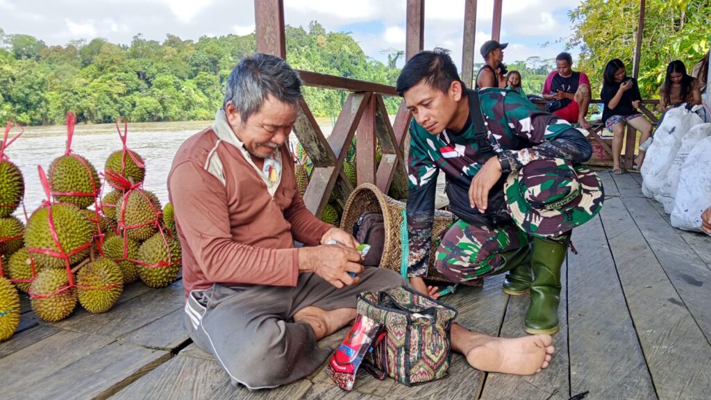 Anggota Satgas TMMD Wiltas Ke-123 Komsos Dengan Petani Durian di Kampung Laham